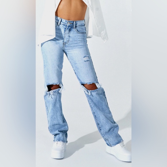 PRETTYLITTLETHING Petite Light Blue Wash Ripped Long Leg Straight Jeans - US 6 - Picture 1 of 12